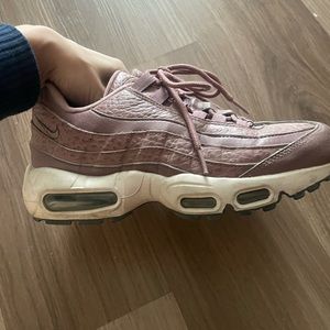 Nike Shoes Womens 7 US Air Max 95 Premium Barely Rose 807443-503 Pink Leather.